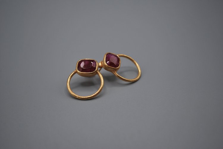 Square dark pink Rapada gold plate hoop