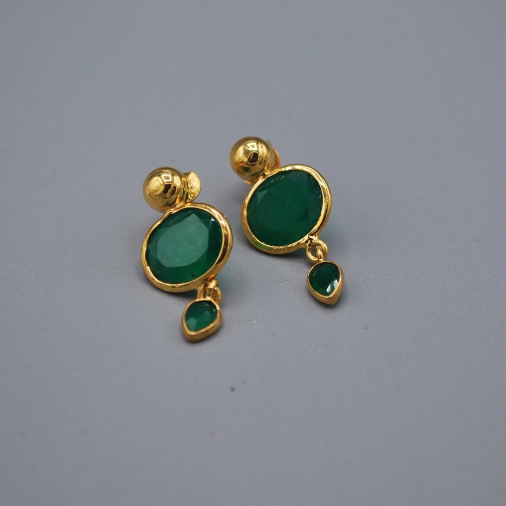 Gold stud, oval gem tiny teardrop - green onyx