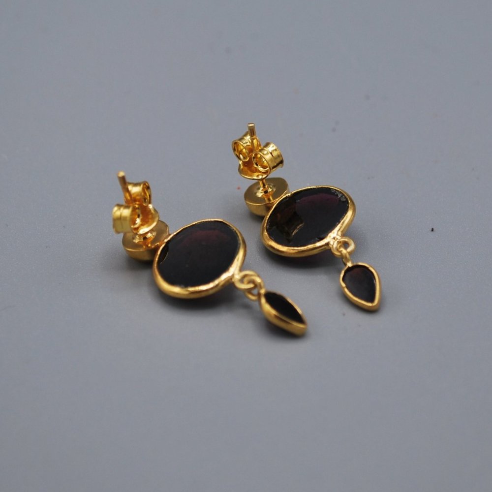 Gold stud, oval gem tiny teardrop - garnet