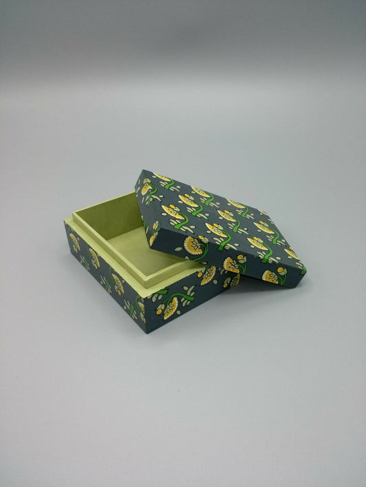 Wooden trinket box - green