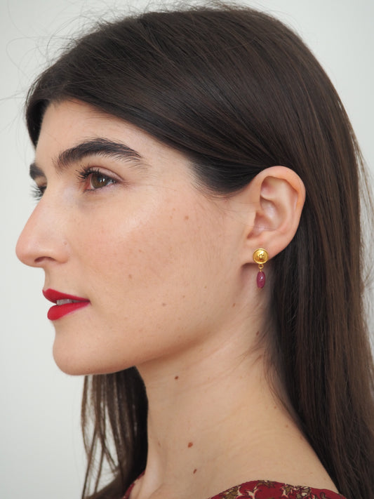 Button stud with polished stone drop - ruby
