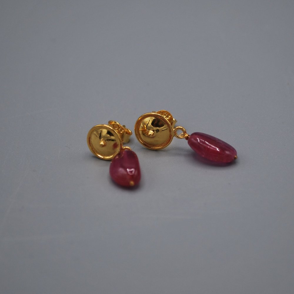 Button stud with polished stone drop - ruby