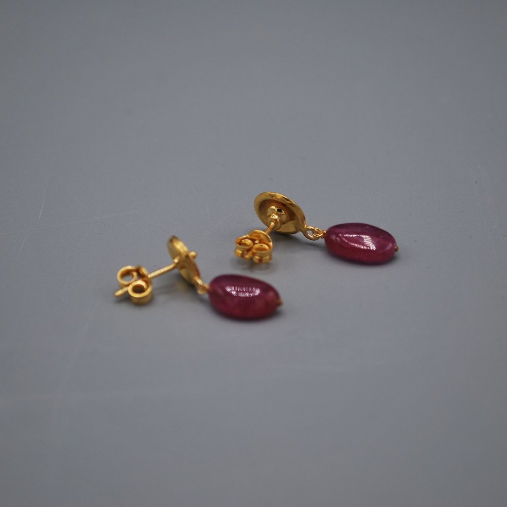 Button stud with polished stone drop - ruby