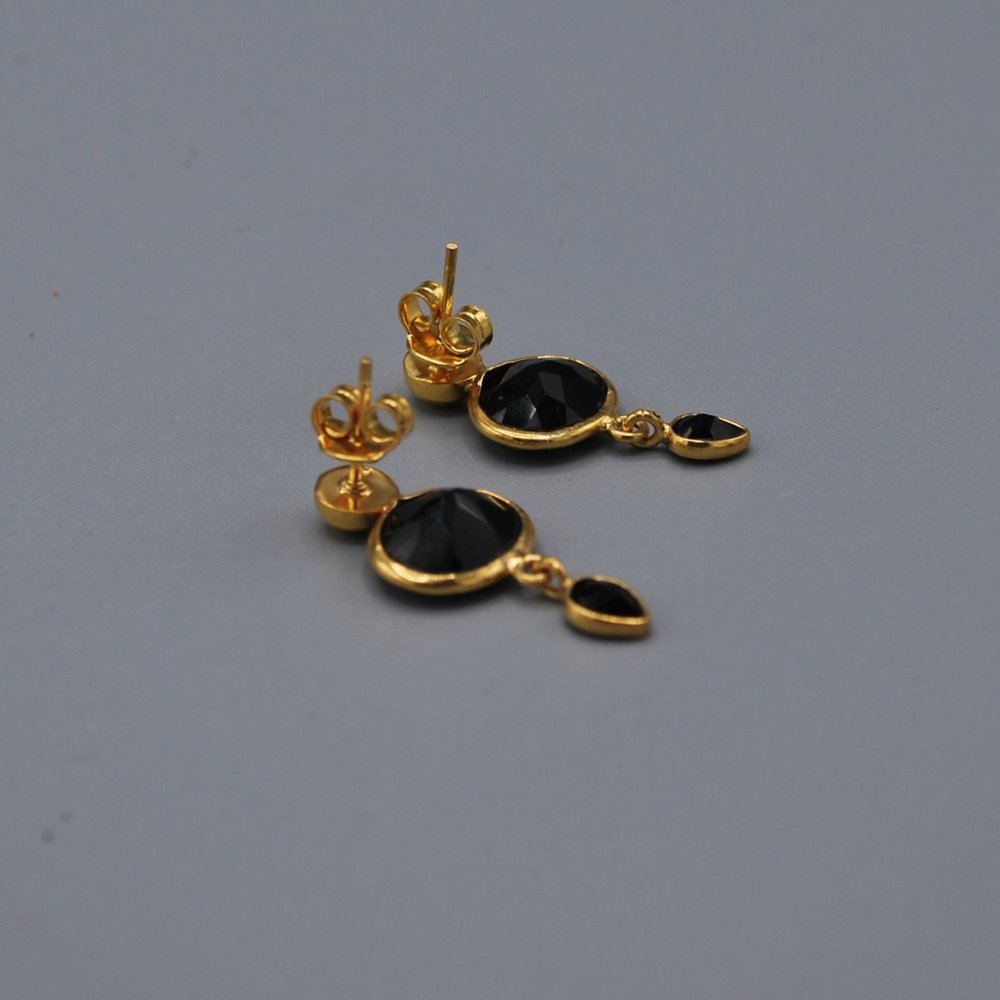 Gold stud, oval gem tiny teardrop - black onyx