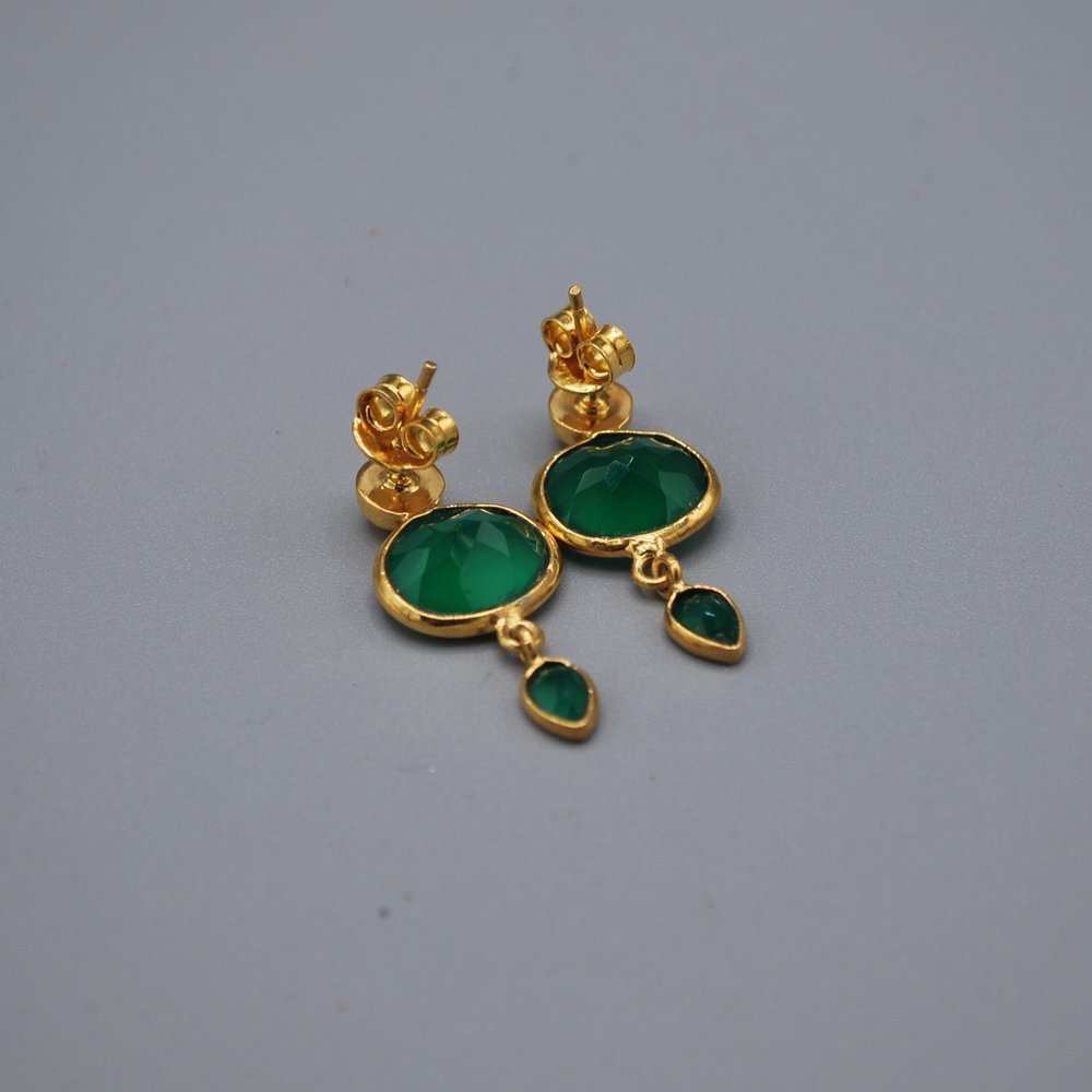 Gold stud, oval gem tiny teardrop - green onyx