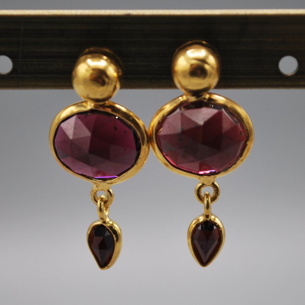Gold stud, oval gem tiny teardrop - garnet