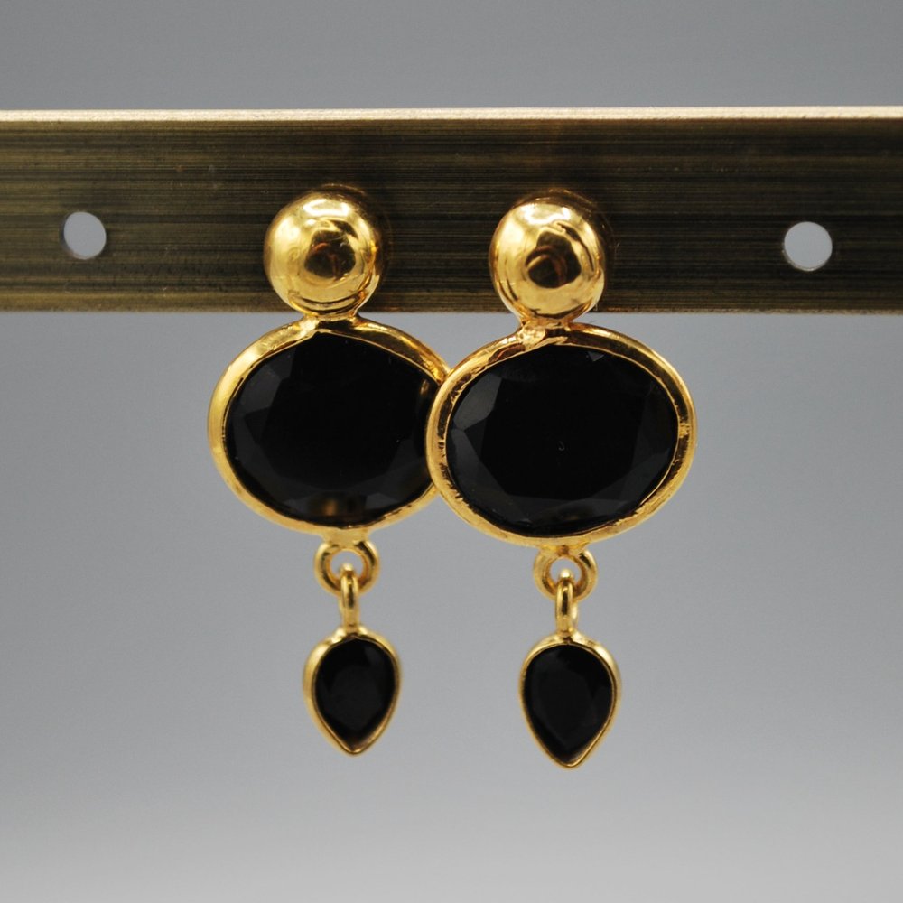 Gold stud, oval gem tiny teardrop - black onyx