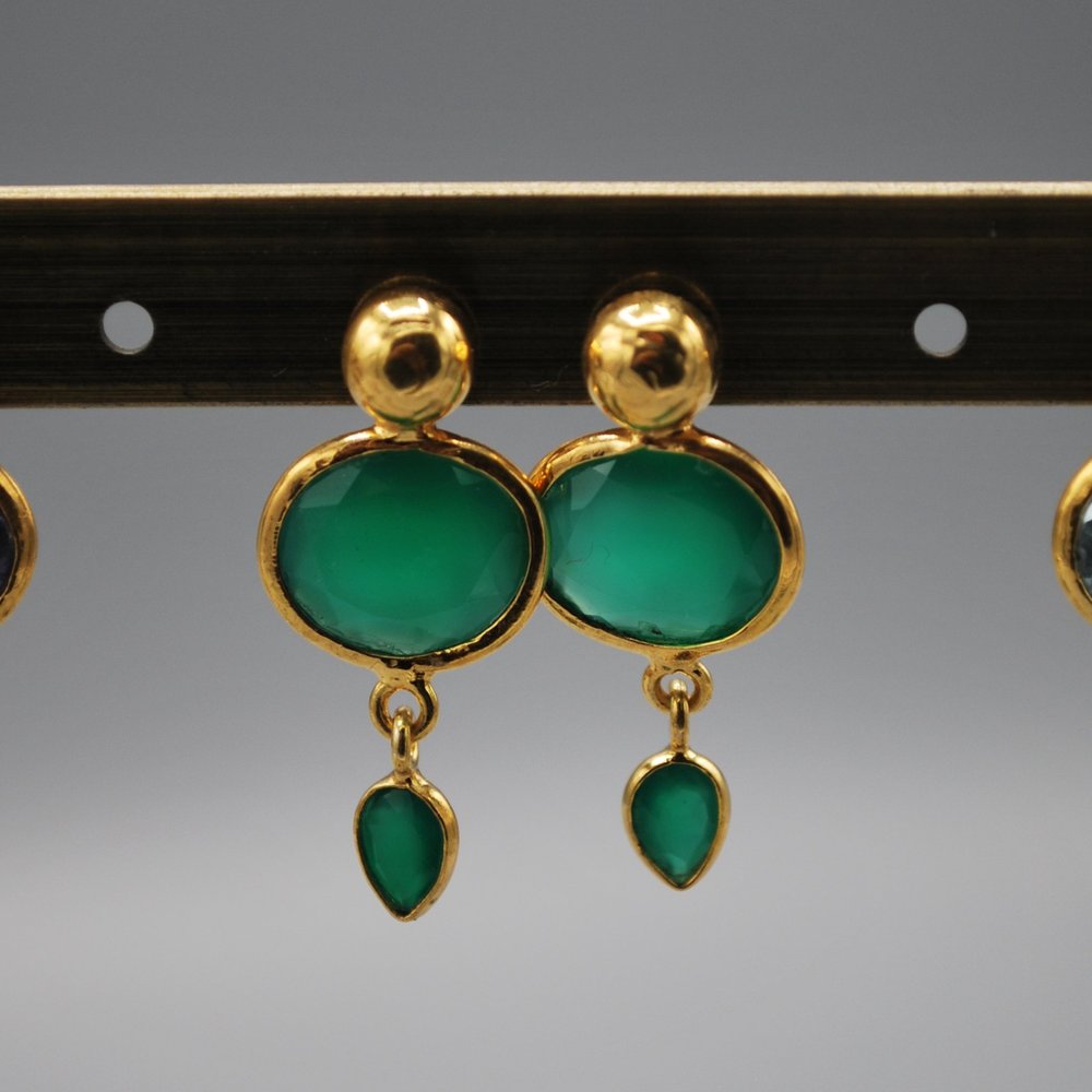 Gold stud, oval gem tiny teardrop - green onyx