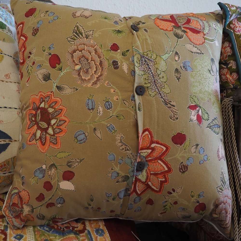 Leaf patch cushion