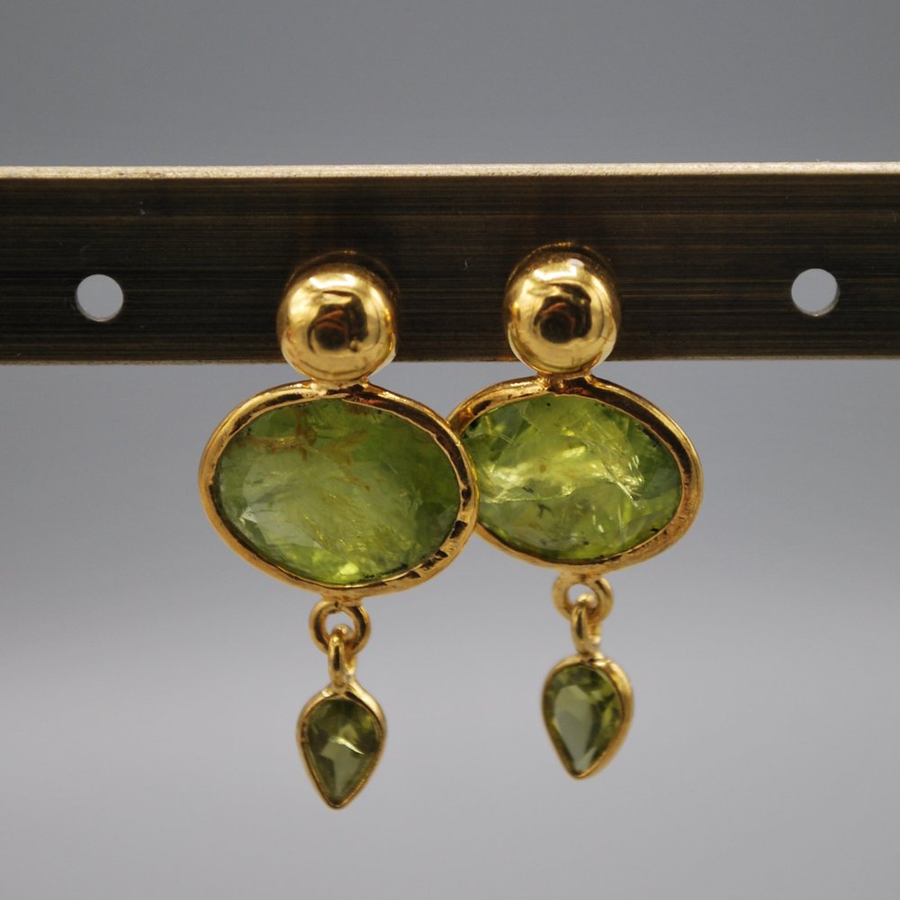 Gold stud, oval gem tiny teardrop - peridot